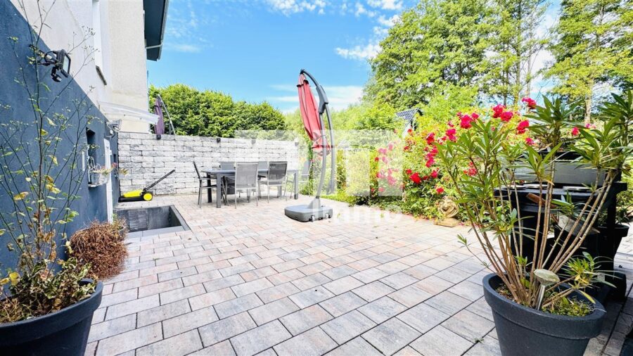 Umfangreich saniertes Zweifamilienhaus + Carport auf großem Grundstück mit Traumgarten - Terrasse 1 groß / Zugang Gartenbereich